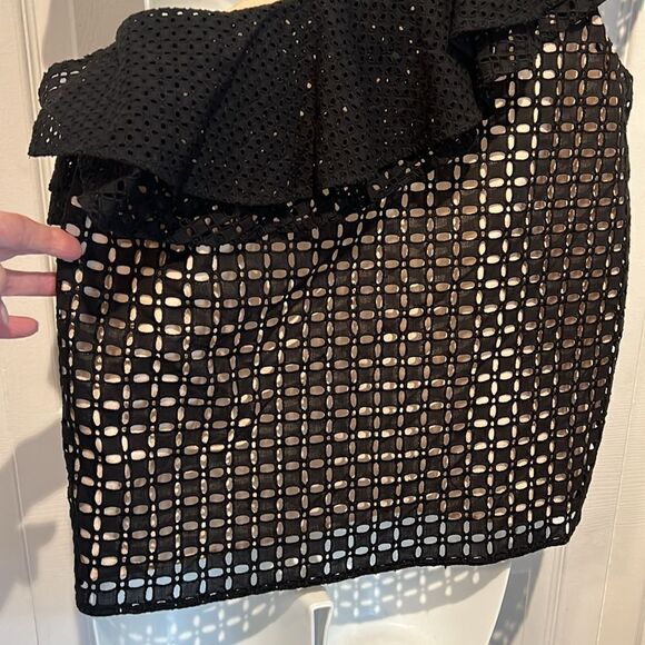 J.Crew‎ Black/Nude Eyelet Ruffle One Shoulder Top Size 6 - Picture 11 of 13